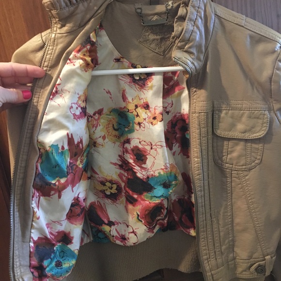 Cute crop jacket! - Picture 3 of 3